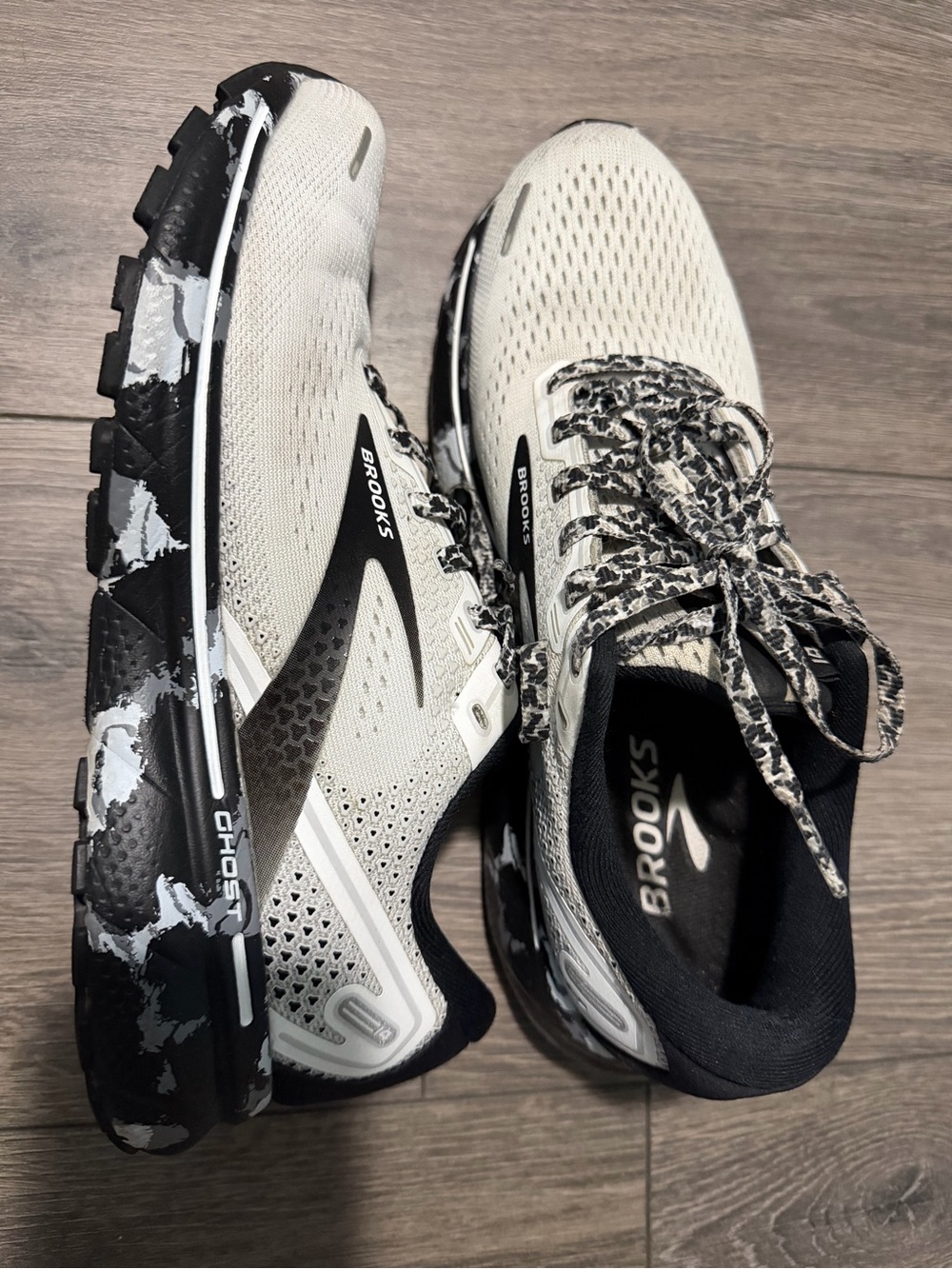 Brooks women’s Ghost 14 Running Shoes - White and Black